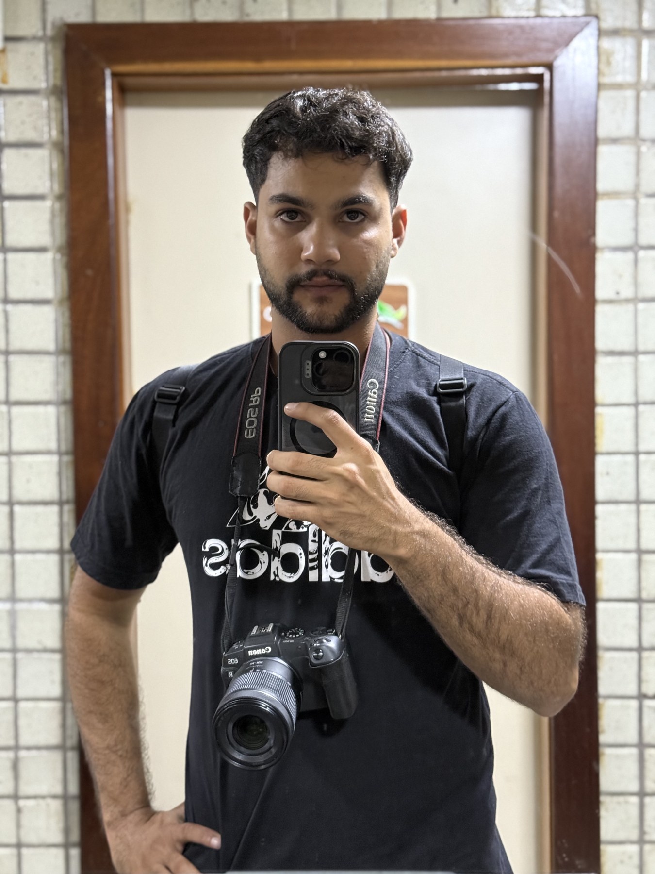 Aiko Saback com câmera em frente ao espelho