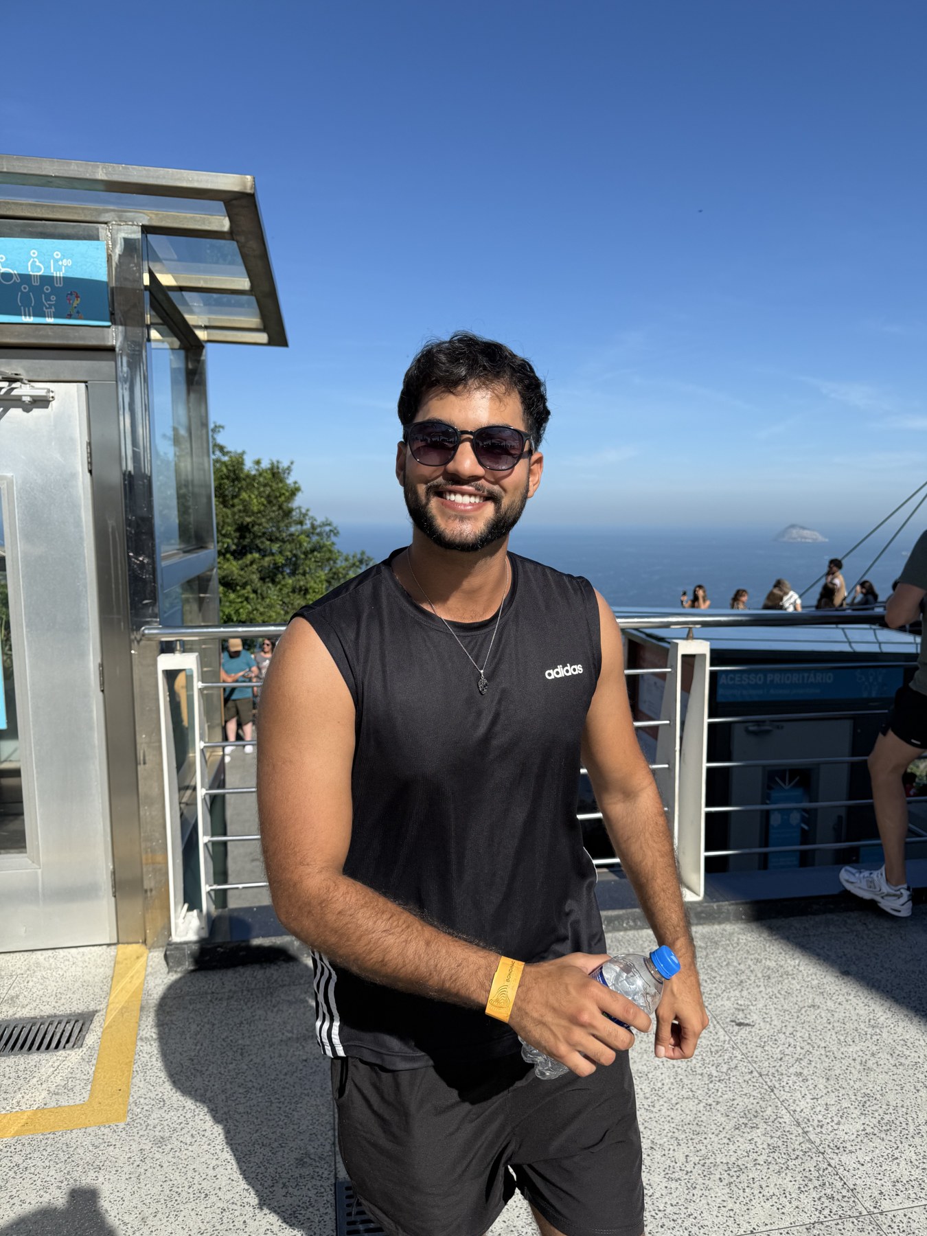 Aiko Saback em um mirante à beira-mar